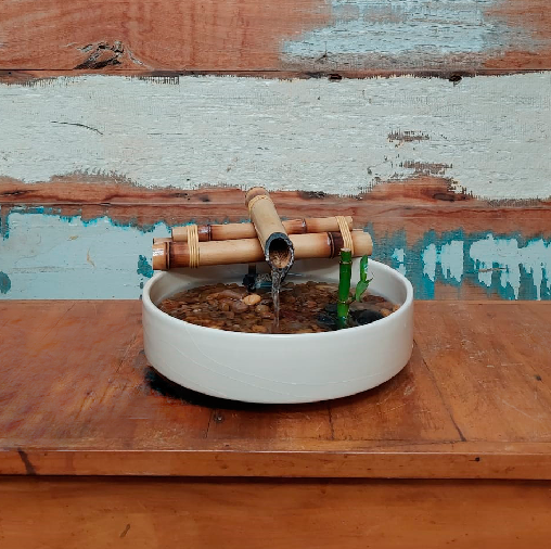 Fonte com pedras e bica d’água