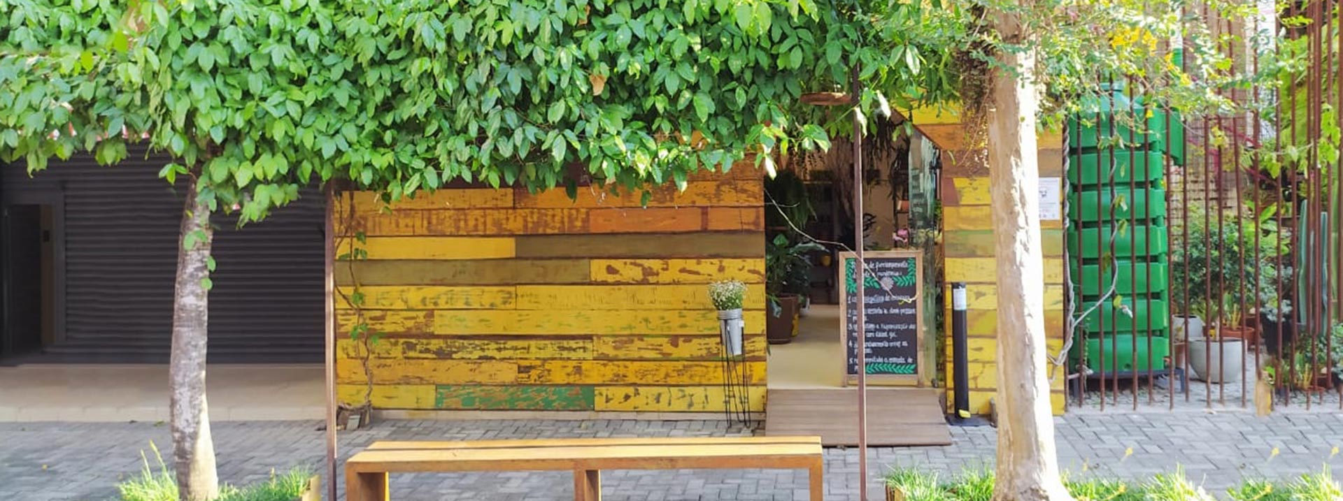 Varanda com jardim tropical